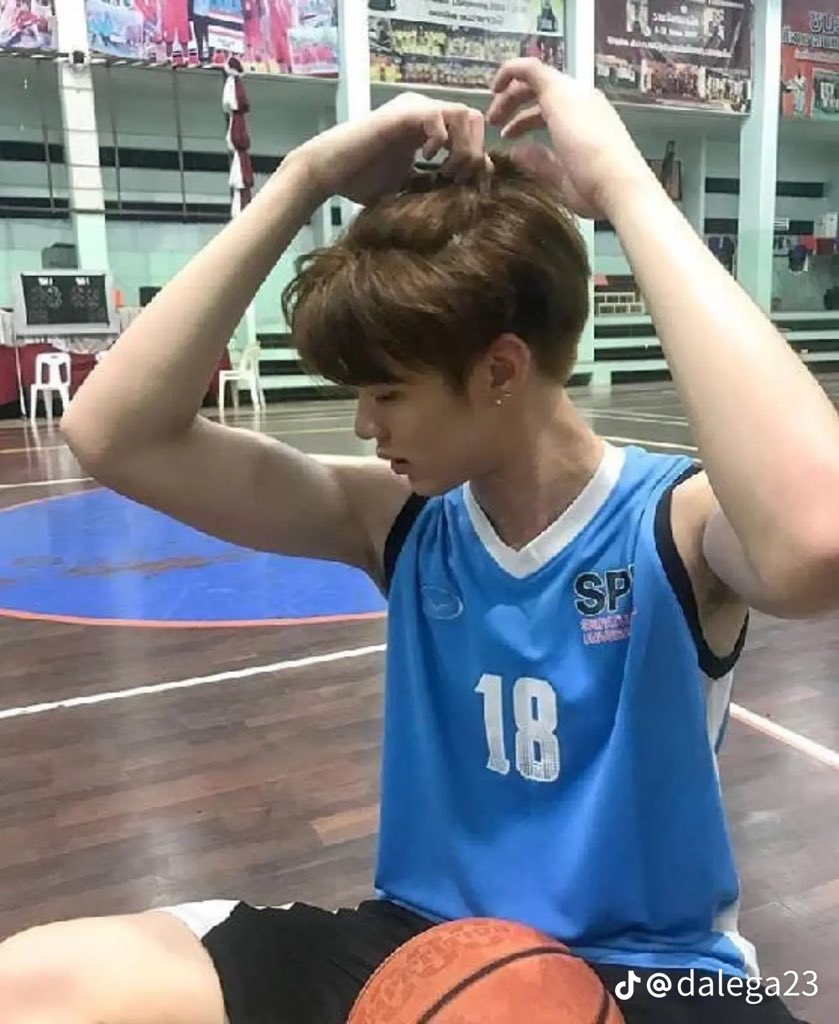 bondanbx's tweet photo. pas masih gadis @nichameen8 https://t.co/lIs8LYoary