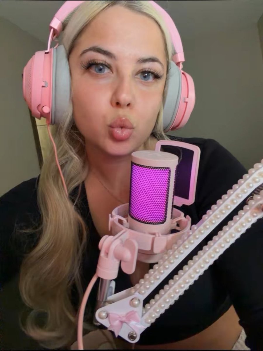 _payylilyy's tweet photo. just got my brand new sub funded phone who's tryna be the first to send me a cashapp on it https://t.co/QzwAJtvYWV