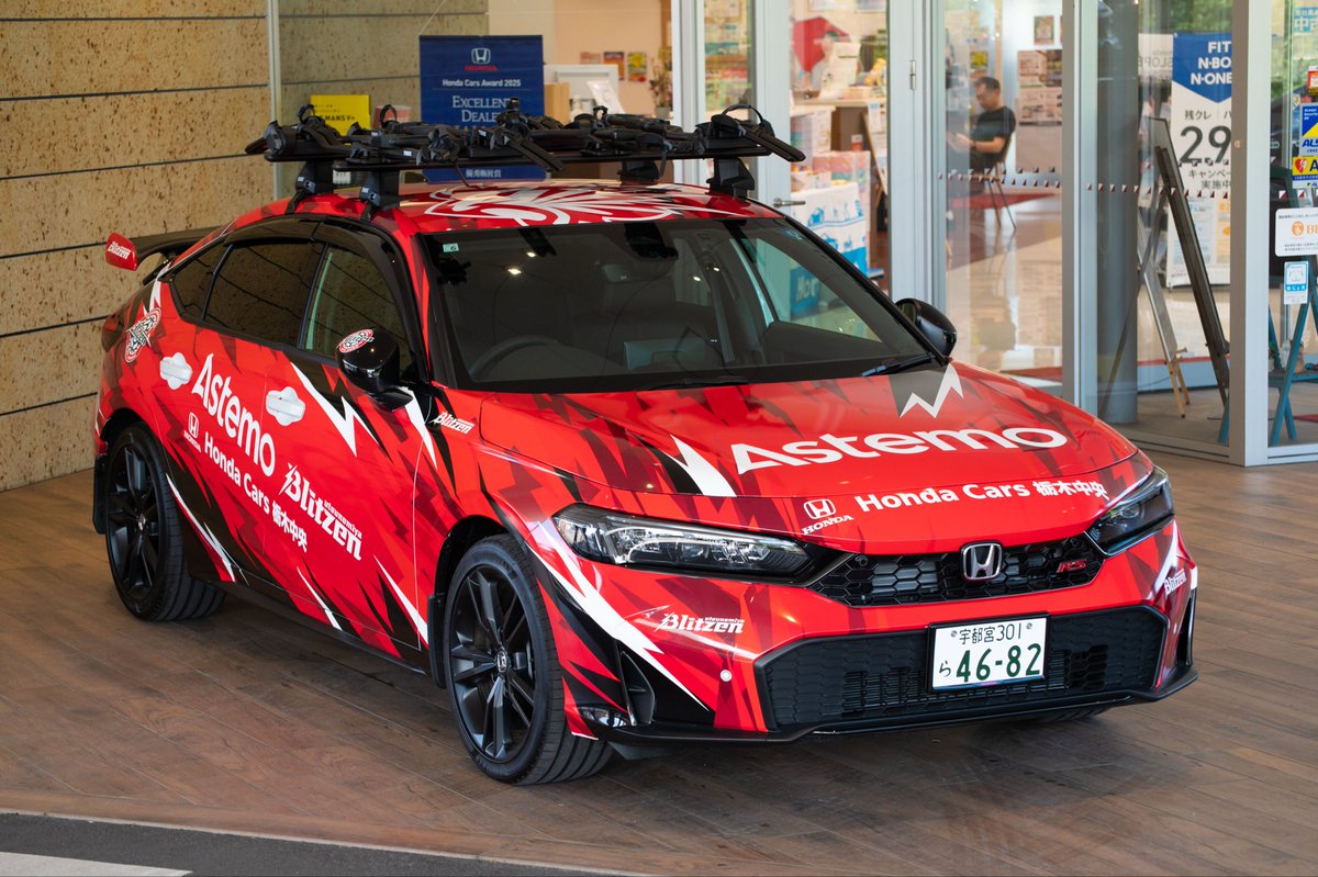 blitzen_PR's tweet photo. ◤NEW サポートカーデビュー◢

このたび、株式会社ホンダカーズ栃木中央様より、CIVIC e:HEV RSをご提供いただきました🚗⚡️

レーシングカーを彷彿とさせる、存在感抜群のラッピングデザイン🔥

Astemo宇都宮ブリッツェンの新たなサポートカーとして、選手たちの戦いを力強く支えます。

そして今週末、シマノ鈴鹿ロードレースクラシックにて、いよいよデビュー！

舞台は、鈴鹿サーキット。

新たなCIVICとともに、勝利を目指して走ります⚡️

株式会社ホンダカーズ栃木中央様、素晴らしい車両をご提供いただき、ありがとうございます！

#Astemo宇都宮ブリッツェン
#AstemoUTSUNOMIYABLITZEN
#Honda #ホンダカーズ栃木中央