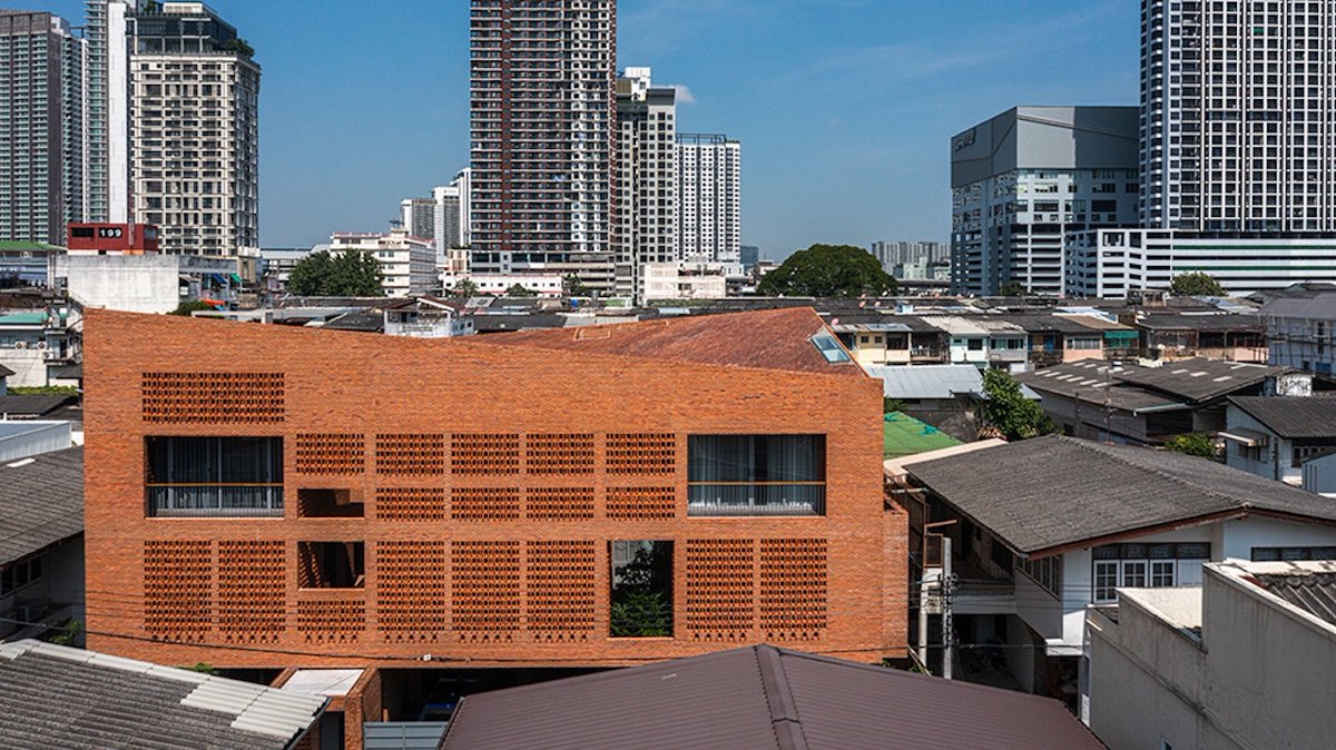 Architizer's tweet photo. #ProjectOfTheDay: Baan You Yen by Studio Miti
A perforated brick façade gives this Bangkok family home privacy while allowing air and light to pass through. Two vertical courtyards create a natural ventilation system that keeps the interiors cool.
📍Bangkok, Thailand
Details: https://t.co/5EnF9Q3OIC