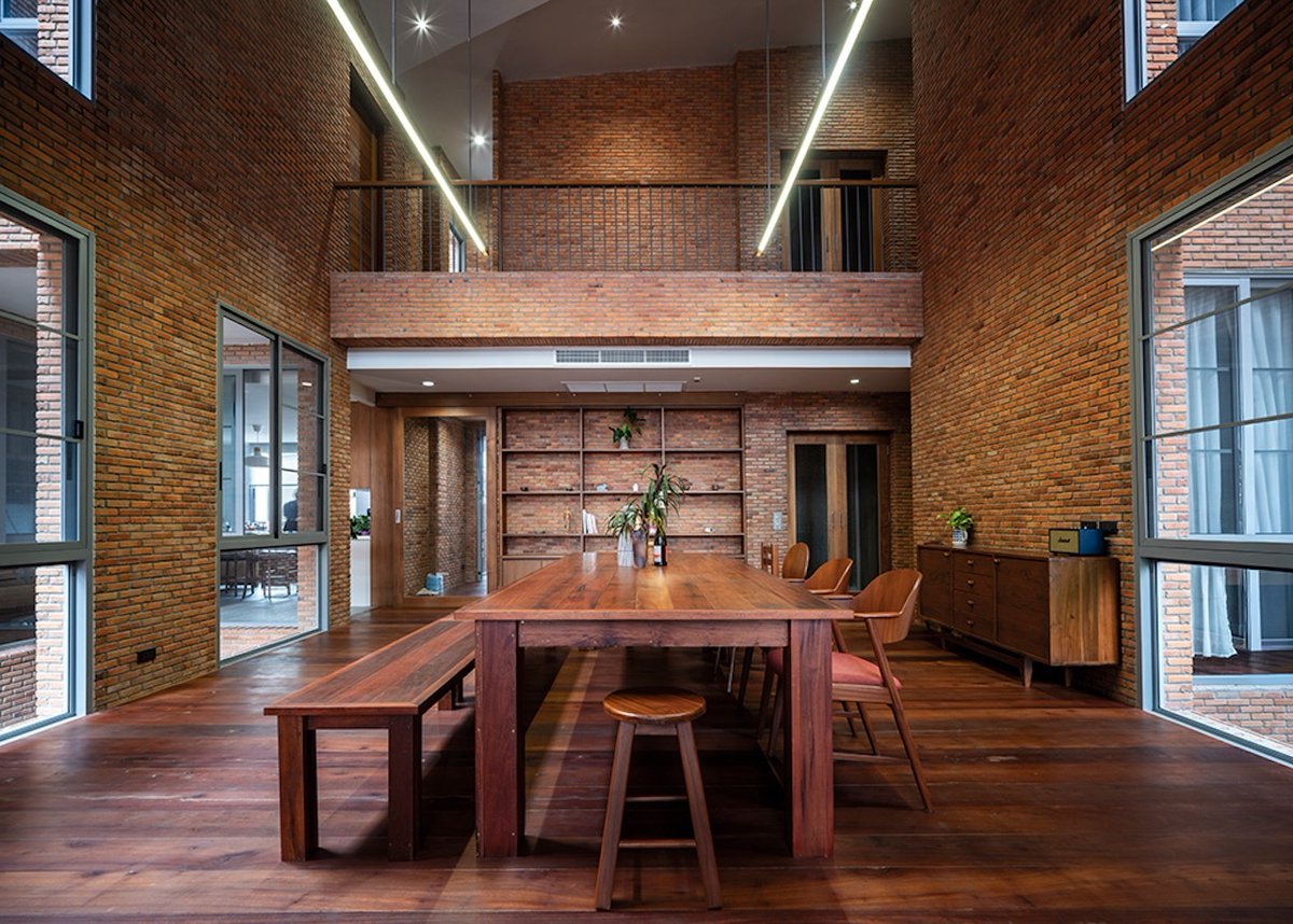 Architizer's tweet photo. #ProjectOfTheDay: Baan You Yen by Studio Miti
A perforated brick façade gives this Bangkok family home privacy while allowing air and light to pass through. Two vertical courtyards create a natural ventilation system that keeps the interiors cool.
📍Bangkok, Thailand
Details: https://t.co/5EnF9Q3OIC