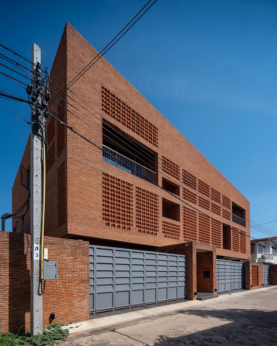 Architizer's tweet photo. #ProjectOfTheDay: Baan You Yen by Studio Miti
A perforated brick façade gives this Bangkok family home privacy while allowing air and light to pass through. Two vertical courtyards create a natural ventilation system that keeps the interiors cool.
📍Bangkok, Thailand
Details: https://t.co/5EnF9Q3OIC