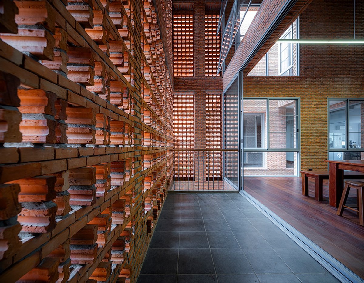 Architizer's tweet photo. #ProjectOfTheDay: Baan You Yen by Studio Miti
A perforated brick façade gives this Bangkok family home privacy while allowing air and light to pass through. Two vertical courtyards create a natural ventilation system that keeps the interiors cool.
📍Bangkok, Thailand
Details: https://t.co/5EnF9Q3OIC