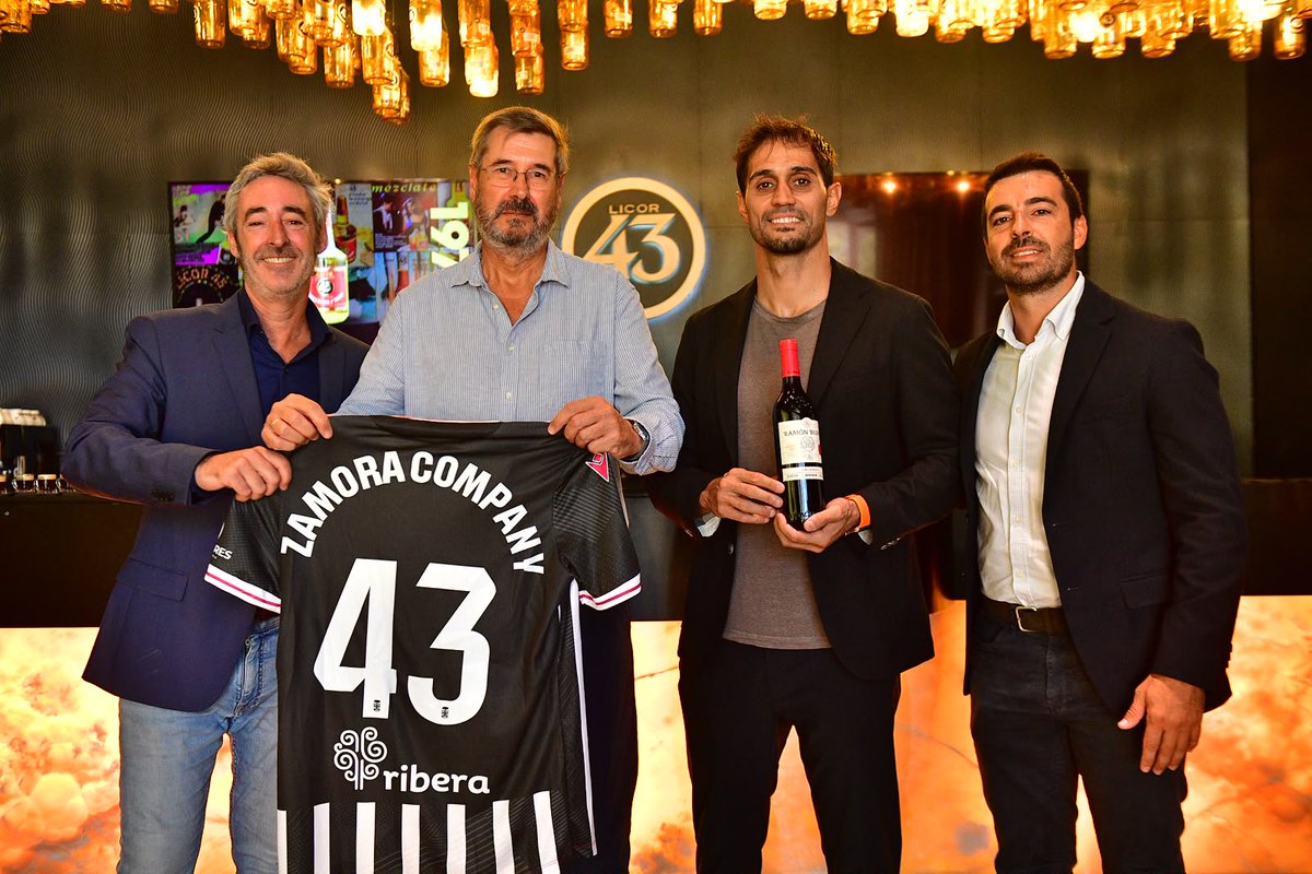 FCCartagena_efs's tweet photo. 𝗦𝗢𝗖𝗜𝗔𝗟 |

🤍 ❞𝐃𝐞 𝐂𝐚𝐫𝐭𝐚𝐠𝐞𝐧𝐚 𝐩𝐚𝐫𝐚 𝐞𝐥 𝐦𝐮𝐧𝐝𝐨❞🖤

🆕Zamora Company se suma como patrocinador del FC Cartagena. 

🤝El FC Cartagena y Zamora Company sellan su acuerdo de colaboración para la temporada 2026/27, con Ramón Bilbao como vino oficial del club albinegro

🛜https://t.co/vgMd8Gz3gK