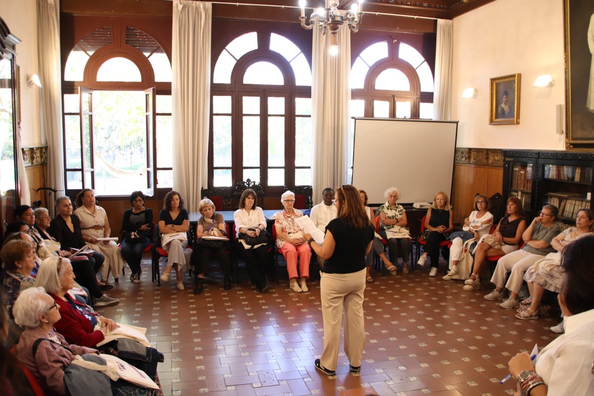 CruzRojaZgz's tweet photo. Voluntarias de hoy y antiguas Damas Enfermeras compartieron el sábado recuerdos y experiencias sobre la evolución del papel de la mujer en Cruz Roja en Zaragoza. 
Siempre presentes desde los orígenes de la Organización, hoy participan, en igualdad, en todas sus áreas de acción. https://t.co/79VZQX086r