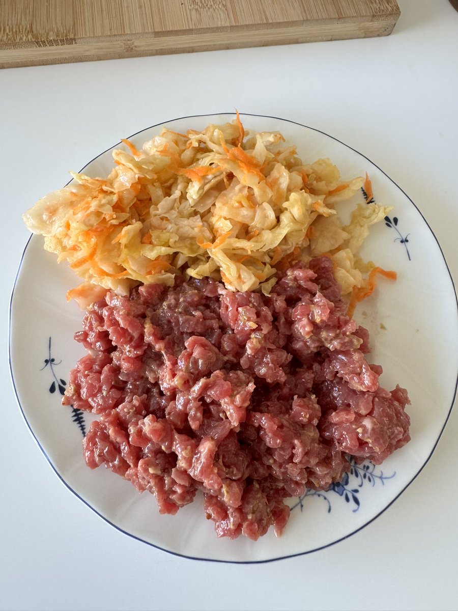 FairHairedDevil's tweet photo. У меня суперфуд сегодня (стейк тартар и домашняя квашенная капуста) https://t.co/i9QErQm6tR