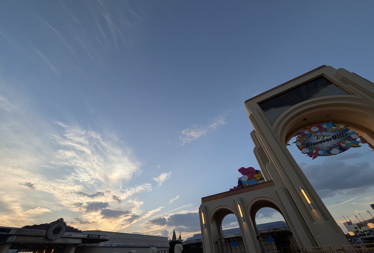 UKOSUKEJ's tweet photo. 綺麗な夕日とお月様見ながら、ホラーナイト開幕頃にパークイン！
暗くなるのがどんどん早いですね😖

涼しいのは嬉しいけど少しでも踊ってたら汗かくので、オールナイトも控えてるし体調管理しておかないとと思います😊

#USJファン

26.9/24(木) https://t.co/rGRkVhig34