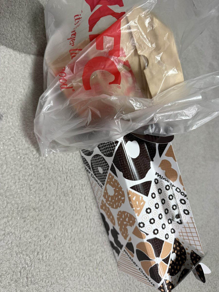 bB8888MJ's tweet photo. いつものケンタッキーとミスド🙈

しあわへ〜今日もお酒飲もう🍶

あー早く癒してその声で♡
もう飲むよ〜😎👍 https://t.co/TopKLptuA1