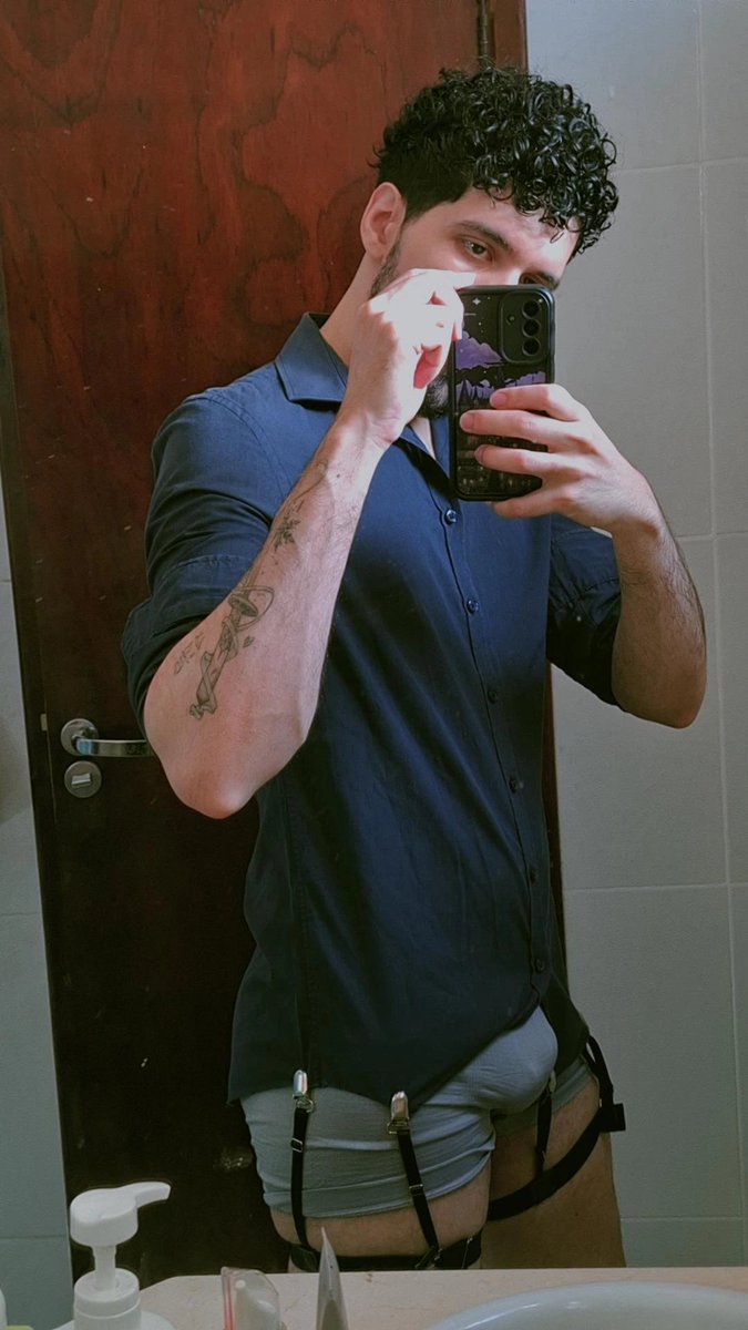 eujarkin's tweet photo. Testando essa ferramenta de segurar a camisa 🫪 https://t.co/I9lBXoUVMV