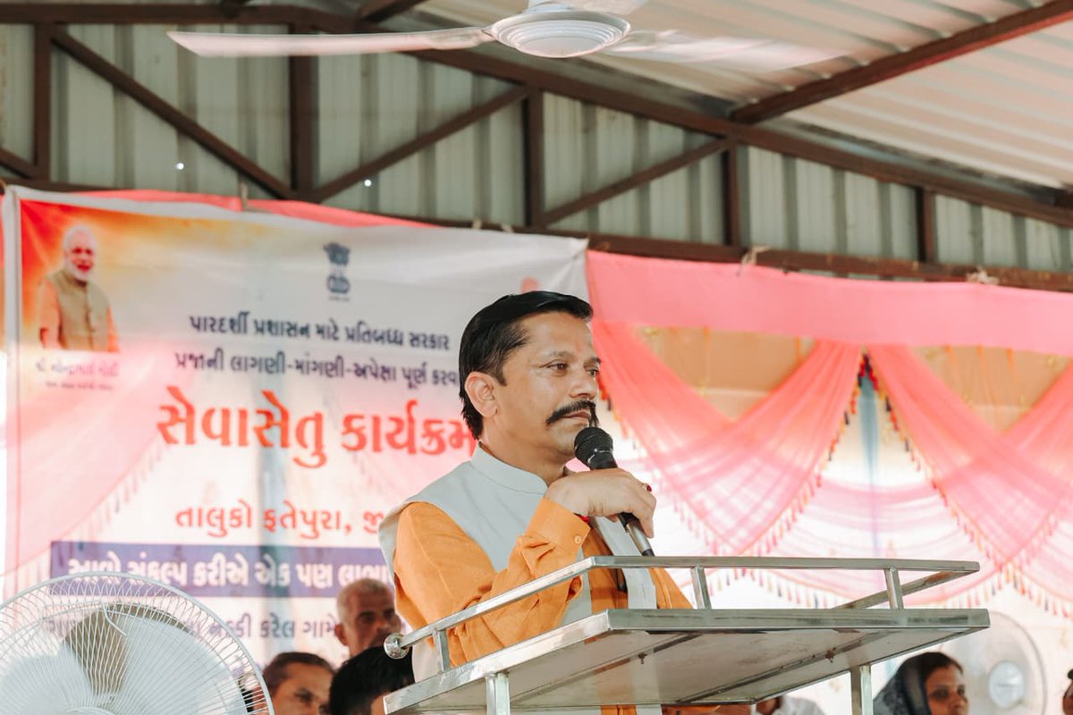 infodahodgog's tweet photo. ફતેપુરાના બારસલેડા ખાતે રાજ્યમંત્રીશ્રી રમેશભાઈ કટારાના અધ્યક્ષ સ્થાને સેવા સંકલ્પ અભિયાન અંતર્ગત યોજાયો સેવા સેતુ કાર્યક્રમ, સૌ ગ્રામજનોએ લાભ જોઈએ-મંત્રીશ્રી રમેશભાઈ કટારા @InfoGujarat @CollectorDahod #SSDHD2 #SSADHD #SHSDHD https://t.co/NxpWItp7Ak