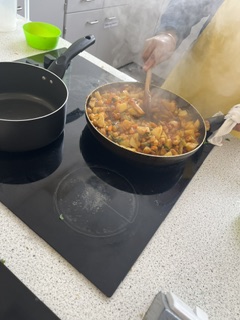 HolyTrinityCol's tweet photo. 🫕 Family Learning in Food Tech this morning with Ms McKiernan! We had great fun cooking a delicious vegetable curry together. A fantastic morning of learning, cooking and creating! 👩‍🍳🥕🌶️ #FamilyLearning https://t.co/FguPFQq8tH