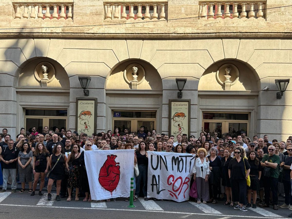 CompromisVLC's tweet photo. D'un conseller torero, al tancament del Teatre Principal de València, este és el balanç d'este govern indecent.

Tot el nostre suport al sector cultural davant este colp a les Arts Escèniques valencianes. 

En 2027, els farem fora. https://t.co/Rd33EmPZDV