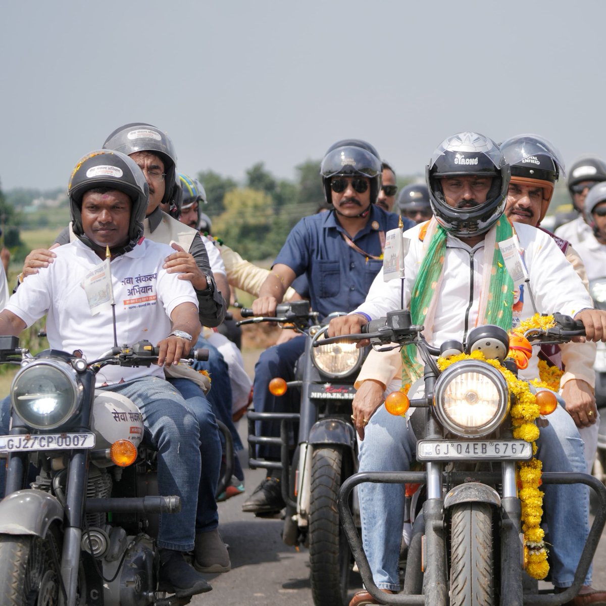 nsp2106's tweet photo. आज माननीय प्रधानमंत्री श्री @narendramodi जी ने 'सेवा संकल्प अभियान' के अंतर्गत वडनगर से वाराणसी तक जा रही 'सेवा संकल्प यात्रा' के युवा साथियों से संवाद किया। इसी निमित्त देवास जिले के पुंजापुरा में माननीय मुख्यमंत्री @DrMohanYadav51 जी की गरि���ामयी उपस्थिति में आयोजित कार्यक्रम में सहभागिता की। इस अवसर पर वर्चुअल माध्यम से माननीय प्रधानमंत्री जी ने यात्रा में सहभागिता कर मध्यप्रदेश के युवा साथी बाइक राइडर्स से संवाद किया। कार्यक्रम उपरांत माननीय मुख्यमंत्री जी एवं युवा साथियों के साथ यात्रा में सहभागिता की।

इस दौरा�� उपमुख्यमंत्री श्री जगदीश देवड़ा जी, राष्ट्रीय प्रकोष्ठ संकुल संयोजक श्री विष्णुदत्त शर्मा जी, सांसद श्री ज्ञानेश्वर पाटिल जी, भाजपा प्रदेश उपाध्यक्ष डाॅ. निशांत खरे जी, विधायकगण, स्थानीय जनप्रतिनिधि, भाजपा पदाधिकारी, युवा मोर्चा पदाधिकारी, युवा साथी एवं नागरिकजन उपस्थित रहे।

#SevaSankalpAbhiyan #SevaYatra