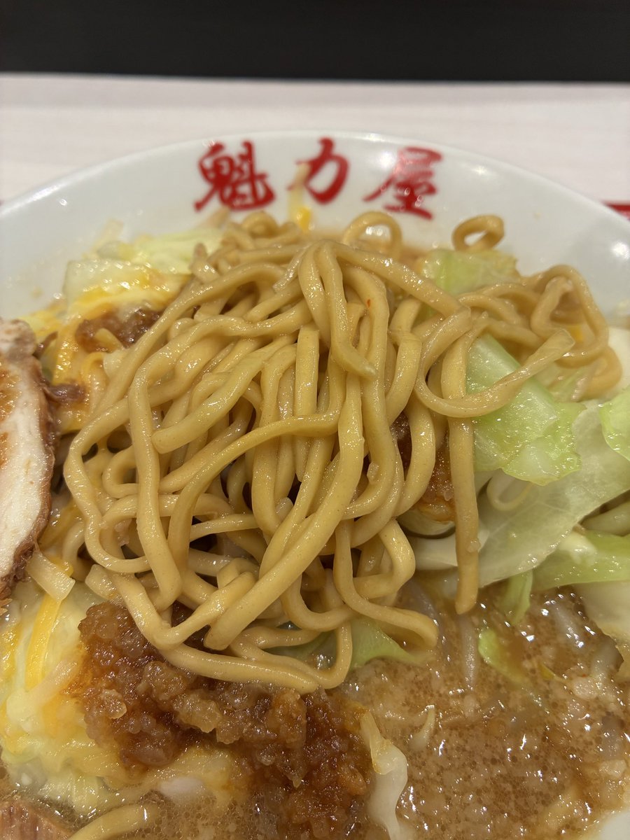 RAMEN565656's tweet photo. 京都北白川ラーメン魁力屋 イオンモール新小松店
石川県小松市
にんにく背脂醤油ラーメン
　
なんか���郎っぽいメニューあったので食べてみました
デフォだとニンニク少しだったので好きな人は増した方がいいです
チーズトッピしてみたけどない方が良かったかも＾＾ https://t.co/3gTZ3XHtK0