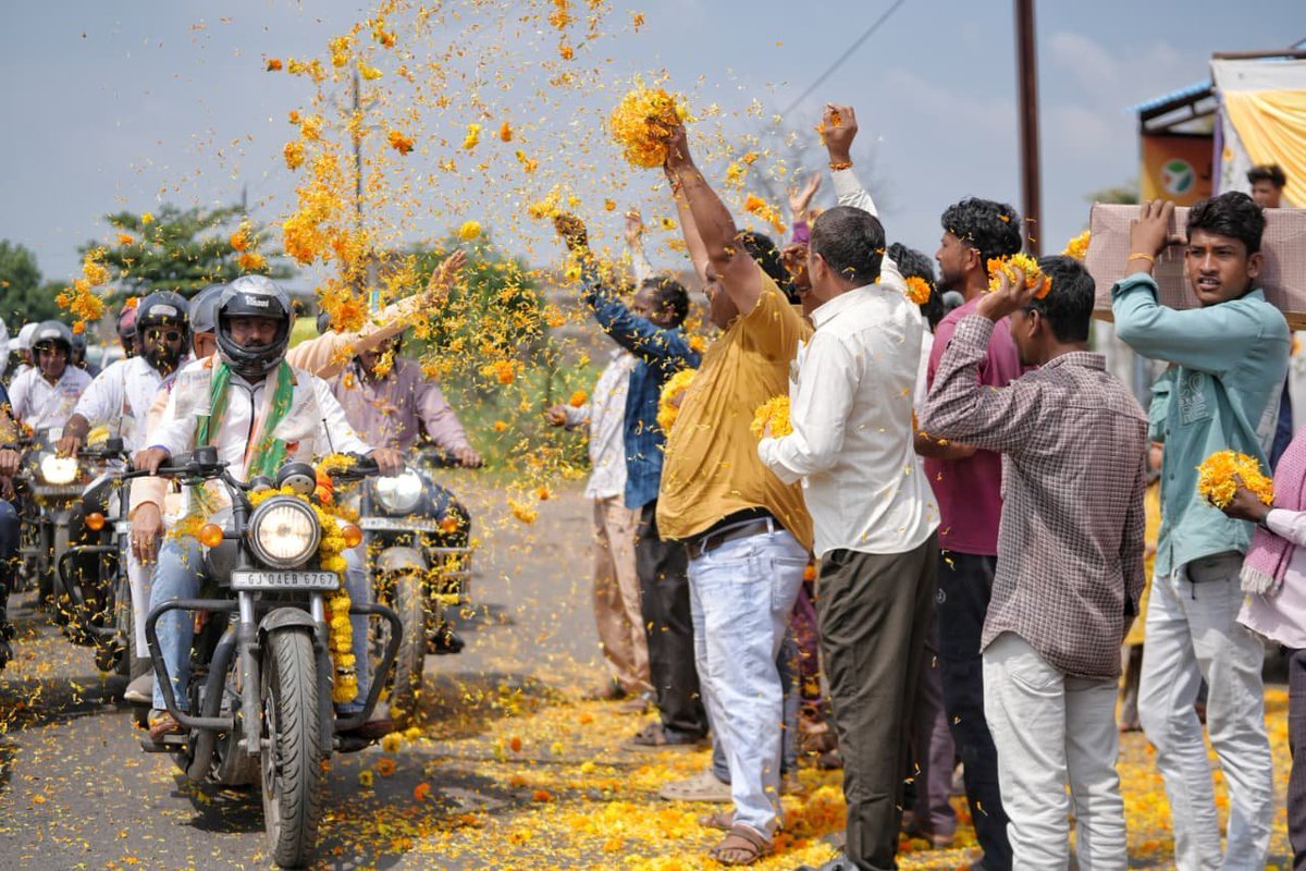 nsp2106's tweet photo. आज माननीय प्रधानमंत्री श्री @narendramodi जी ने 'सेवा संकल्प अभियान' के अंतर्गत वडनगर से वाराणसी तक जा रही 'सेवा संकल्प यात्रा' के युवा साथियों से संवाद किया। इसी निमित्त देवास जिले के पुंजापुरा में माननीय मुख्यमंत्री @DrMohanYadav51 जी की गरि���ामयी उपस्थिति में आयोजित कार्यक्रम में सहभागिता की। इस अवसर पर वर्चुअल माध्यम से माननीय प्रधानमंत्री जी ने यात्रा में सहभागिता कर मध्यप्रदेश के युवा साथी बाइक राइडर्स से संवाद किया। कार्यक्रम उपरांत माननीय मुख्यमंत्री जी एवं युवा साथियों के साथ यात्रा में सहभागिता की।

इस दौरा�� उपमुख्यमंत्री श्री जगदीश देवड़ा जी, राष्ट्रीय प्रकोष्ठ संकुल संयोजक श्री विष्णुदत्त शर्मा जी, सांसद श्री ज्ञानेश्वर पाटिल जी, भाजपा प्रदेश उपाध्यक्ष डाॅ. निशांत खरे जी, विधायकगण, स्थानीय जनप्रतिनिधि, भाजपा पदाधिकारी, युवा मोर्चा पदाधिकारी, युवा साथी एवं नागरिकजन उपस्थित रहे।

#SevaSankalpAbhiyan #SevaYatra