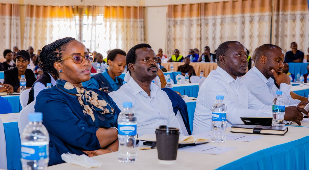 GenderMonitorRw's tweet photo. Ibi biganiro byitabiriwe na Guverineri wa @RwandaNorth @gahundemaurice ,Umugenzuzi Mukuru w'Uburinganire @UmutoniNadine ,Umuyobozi @MusanzeDistrict @NsengClaudien , Umuvugizi wa @RIB_Rw @Murangira_BT, inzego z'umutekano , abafatanyabikorwa , n'urubyiruko mu byiciro byose. https://t.co/P8vxEnGyY3