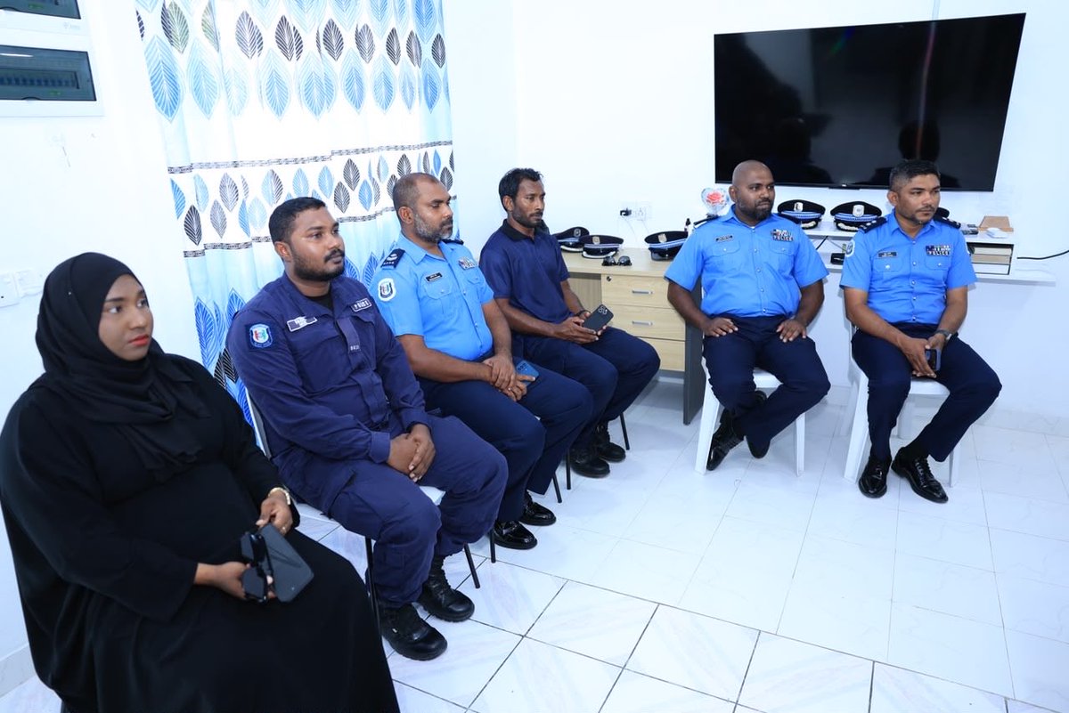 PoliceMv's tweet photo. ކ. އަތޮޅުގެ ބައެއް ރަށްތަކަށް ކޮމިޝަނަރ އޮފް ޕޮލިސް އަޙްމަދު މުޙައްމަދު މިހާރު ކުރައްވަމުން ގެންދަވާ ރަސްމީ ދަތުރުފުޅުގެ ތެރެއިން ކ. ދިއްފުށީ ޕޮލިސްގައި މަސައްކަތްކުރައްވާ ފުލުހުންނާއި އާންމު މުވައްޒަފުންނާ ބައްދަލުކުރެއްވުން. 
މި ބައްދަލުވުމުގައި ޑެޕިއުޓީ ކޮމިޝަނަރ އޮފް ޕޮލިސް ފަރުހާދު ފިކުރީ އާއި ނޮދަރން ޕޮލިސްގެ ހެޑް އެސިސްޓަންޓް ކޮމިޝަނަރ އޮފް ޕޮލިސް އަޙްމަދު ޝަމީމް އާއި ފުލުހުންގެ ސީނިއަރ އޮފިސަރުން ބައިވެރިވެލެއްވި.