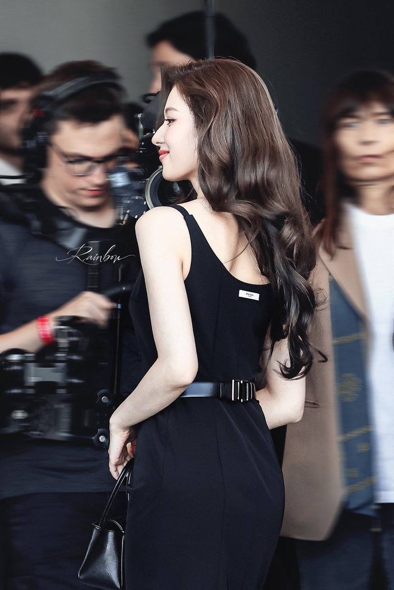 rainbow_BQ_1229's tweet photo. 260922 THE QUEEN in MILAN

the most elegant woman in the world.

#twice #PradaSS27xSANA
#PradaxSANA #SANA #サナ #사나 https://t.co/ozxY2Kyp1u