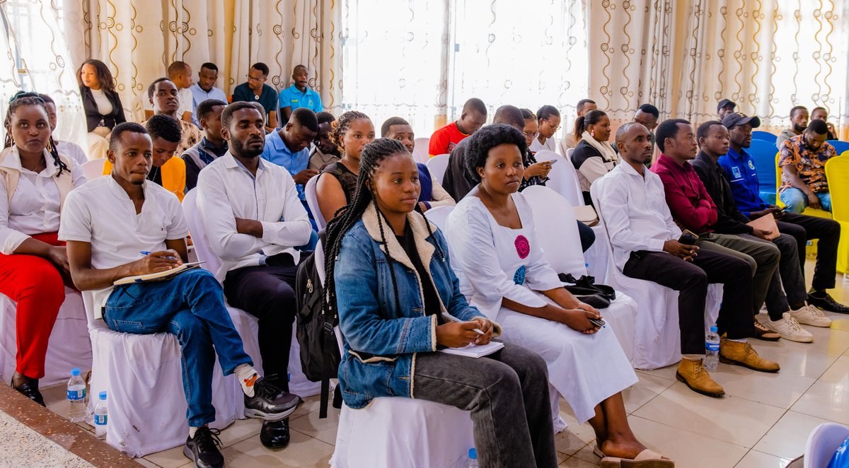 GenderMonitorRw's tweet photo. Ibi biganiro byitabiriwe na Guverineri wa @RwandaNorth @gahundemaurice ,Umugenzuzi Mukuru w'Uburinganire @UmutoniNadine ,Umuyobozi @MusanzeDistrict @NsengClaudien , Umuvugizi wa @RIB_Rw @Murangira_BT, inzego z'umutekano , abafatanyabikorwa , n'urubyiruko mu byiciro byose. https://t.co/P8vxEnGyY3