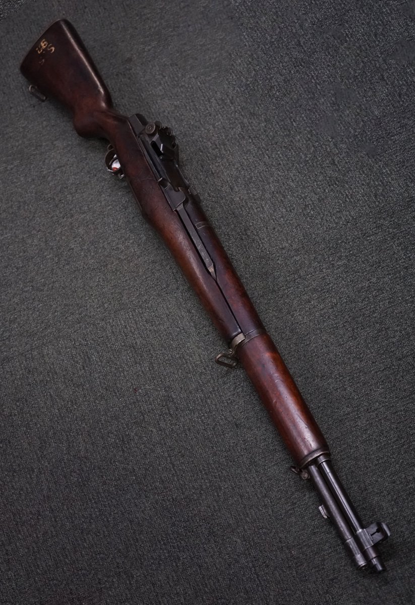 regimentalsjp's tweet photo. 東京店のM1ガーランドです。機関部上面の「U.S. RIFLE CAL. .30 M1」の刻印が渋いです...
それから、ガーランド用クリップと.30-06ダミーカート(火薬類が入っていない安全品)も沢山あります！ライフル兵二人分が携行する数くらいの在庫はありそうです！ https://t.co/KfbsVMf0zY