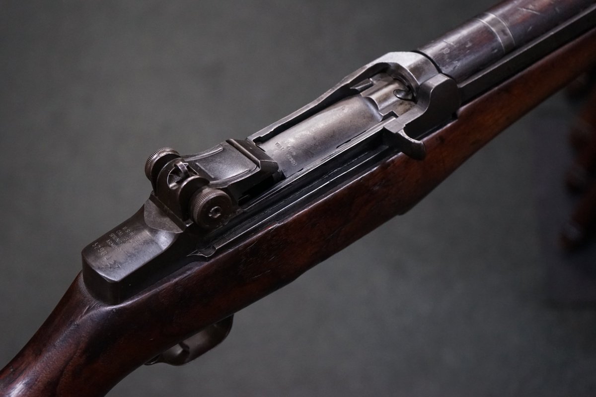 regimentalsjp's tweet photo. 東京店のM1ガーランドです。機関部上面の「U.S. RIFLE CAL. .30 M1」の刻印が渋いです...
それから、ガーランド用クリップと.30-06ダミーカート(火薬類が入っていない安全品)も沢山あります！ライフル兵二人分が携行する数くらいの在庫はありそうです！ https://t.co/KfbsVMf0zY