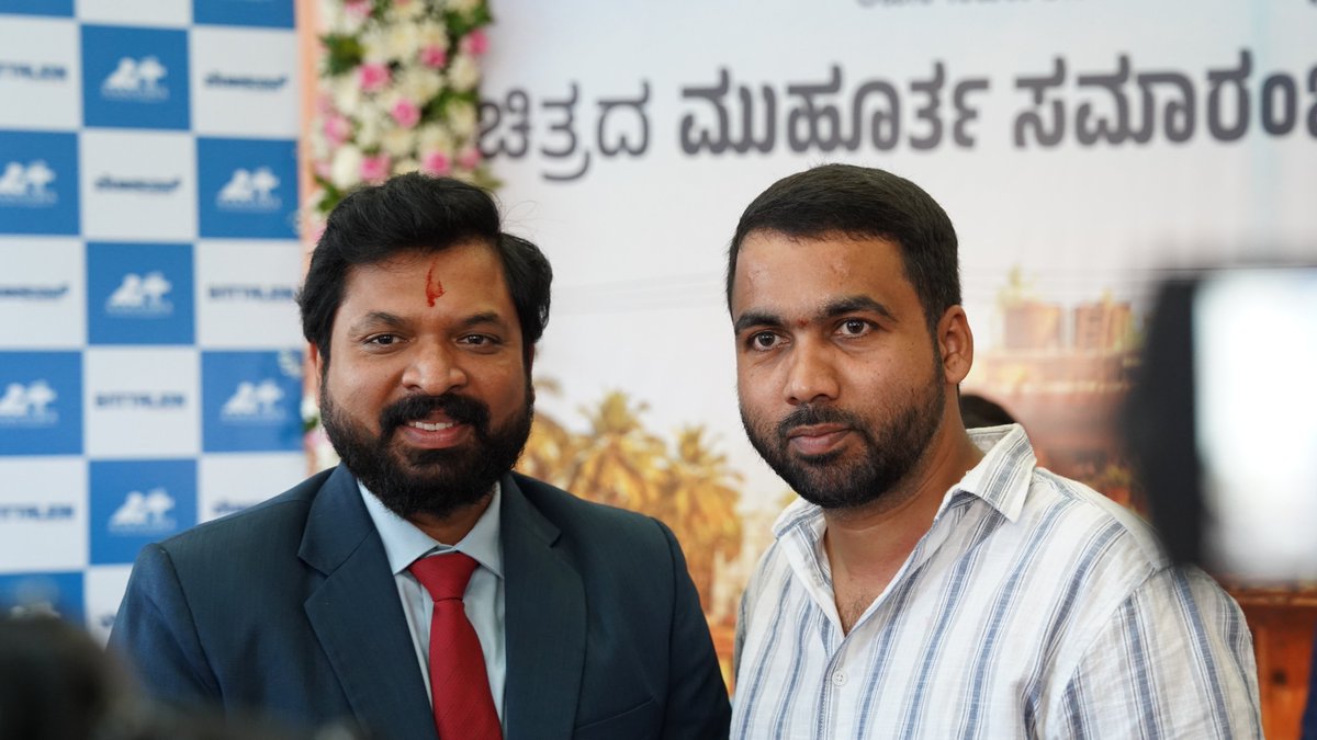 aakashapictures's tweet photo. 𝐓𝐡𝐞 𝐌𝐚𝐠𝐢𝐜𝐚𝐥 𝐌𝐨𝐦𝐞𝐧𝐭𝐬 𝐨𝐟 #𝐁𝐚𝐭𝐭𝐚𝐥𝐢𝐨𝐧𝐌𝐮𝐡𝐮𝐫𝐭𝐡𝐚 𝐂𝐞𝐫𝐞𝐦𝐨𝐧𝐲
#𝐀𝐚𝐤𝐚𝐬𝐡𝐚𝐏𝐢𝐜𝐭𝐮𝐫𝐞𝐬 𝐏𝐫𝐞𝐬𝐞𝐧𝐭𝐬, '𝐁𝐀𝐓𝐓𝐀𝐋𝐈𝐎𝐍' 𝐏𝐫𝐨𝐝𝐮𝐜𝐞𝐝 𝐛𝐲 𝐏𝐫𝐚𝐤𝐚𝐬𝐡 𝐒 𝐁𝐮𝐝𝐮𝐫🎞️
#prakashsbudur #pramodshetty #aakashapictures #battalion https://t.co/kkOSG5vD0j