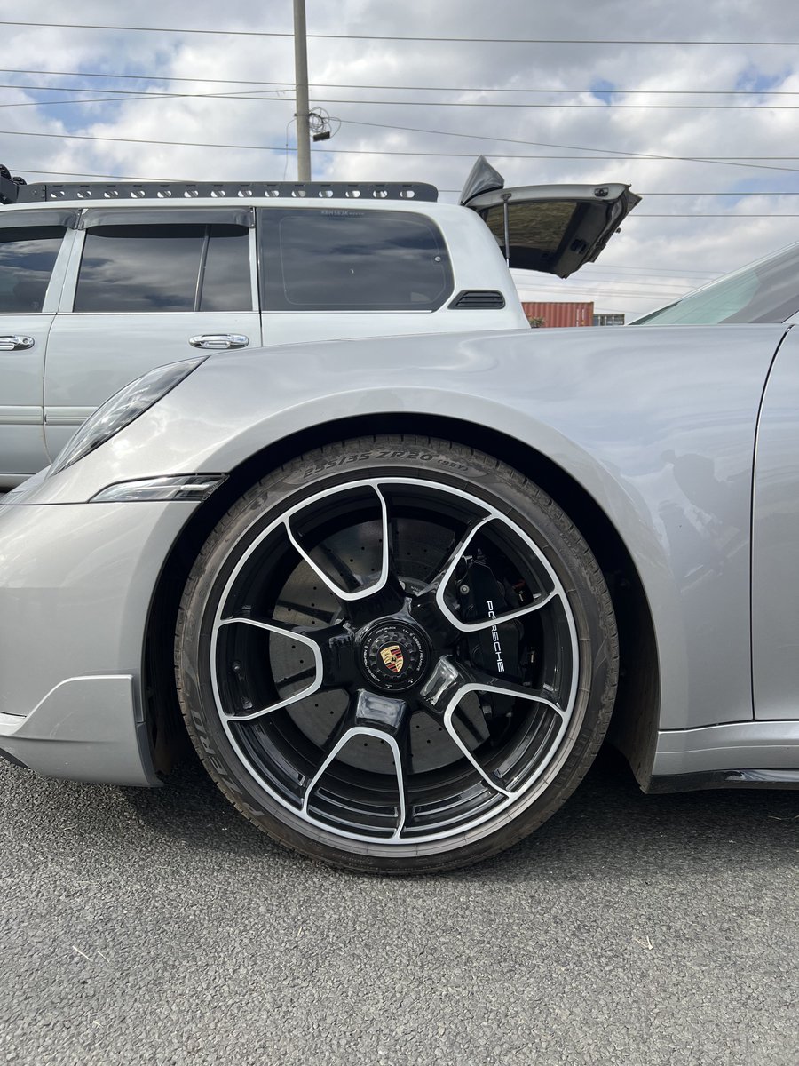 kipronobett_'s tweet photo. Getting a large puncture on a center lock wheel isn’t a joke
You can’t change the tire kwa barabara, you don’t have the breaker bar or a spare
1. Flatbed
2. Lift the car
3. Engage 1st gear or Park for PDK
4. Lock the brakes
5. Loosen the nut and put a guiding pin to protect PCCBs https://t.co/cce95cDkUM
