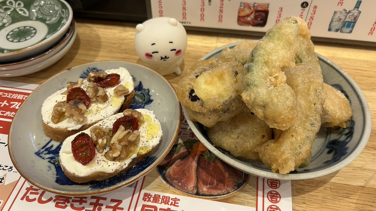 Momo_backup's tweet photo. またまた若旦那で立ち飲み。鯛アラ煮の向きが気になります…エビアスパラチーズ春巻きもブルスケッタも相変わらず美味しい。夏野菜のフリット、メニューより1.75倍くらい盛られてました。#京都 #居酒屋 https://t.co/slKpNJ3L1Z