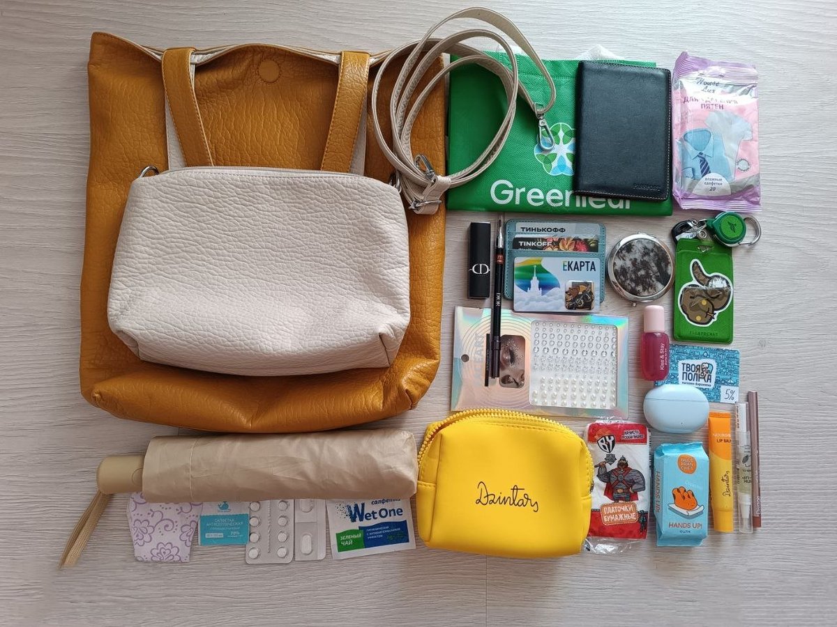 Mikkyhunting's tweet photo. What’s in my bag
#hudfluence 
Попросила М. мне сфоткать, потому что я криворучка. Сумка палевная очень :) https://t.co/eYjbFQPYj9