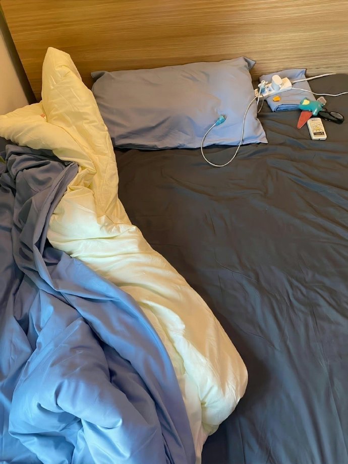 soft3511's tweet photo. Woke up feeling so unwell, my bed shirt’s messy, my teeth feel weird, and I’m super drained—what a rough morning! https://t.co/fJDQ8Z4Zw5