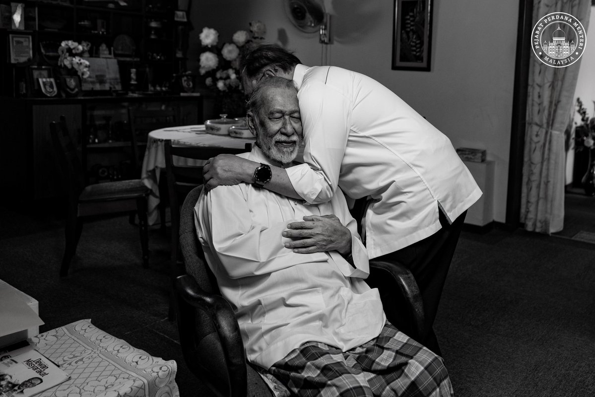 anwaribrahim's tweet photo. Dalam perjalanan pulang ke Malaysia, saya menerima khabar yang meruntun jiwa bahawa abang saya, Idrus Ibrahim, telah pergi buat selama-lamanya.

Sukar untuk saya ungkapkan rasa kehilangan ini apabila seorang sosok yang berkongsi begitu banyak kenangan sepanjang perjalanan hidup kini telah tiada, dan hanya Allah SWT yang tahu betapa beratnya hati menerima kenyataan ini.

Terkilan kerana tidak sempat berada di sisi pada saat-saat akhirnya, namun saya reda meski hati ini masih cuba menerima sebuah perpisahan yang tidak pernah kita bersedia untuk hadapi.

Terima kasih atas segala kenangan dan kebaikan yang ditinggalkan dan semuanya akan kekal terpahat dalam ingatan dan hati kami.

Mohon teman-teman titipkan doa buat Allahyarham Idrus Ibrahim, semoga Allah SWT mengampuni segala khilafnya, melimpahkan rahmat ke atas rohnya dan menempatkannya dalam kalangan hamba-Nya yang beriman dan beramal soleh.

Al-Fatihah.