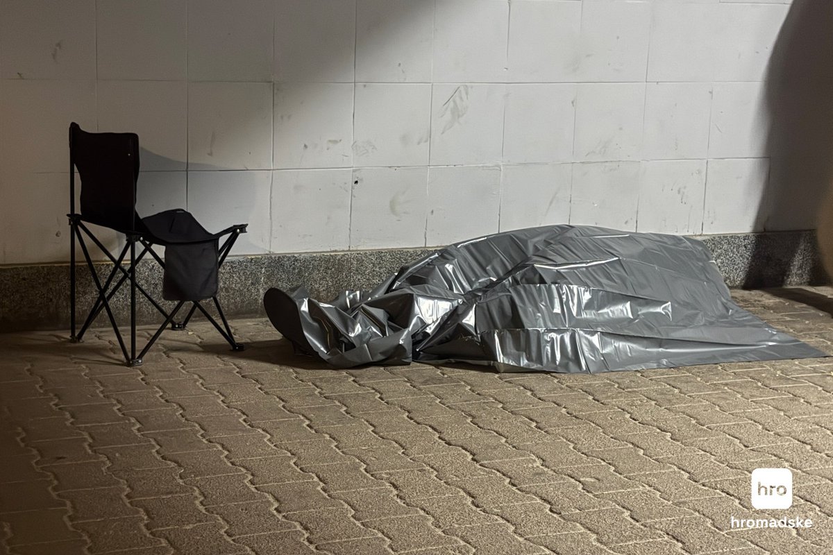 CrimeanVoyager's tweet photo. 💔 A 65-year-old man came to a Kyiv underground passage with a chair to shelter from russia’s attack.

Minutes later, he collapsed and died.

His phone still showed the map of incoming missiles and drones.

He was watching death approach. It reached him.

We don’t hate russia enough.
