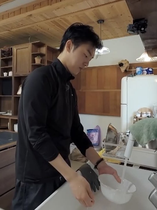 nongduangkamol's tweet photo. #shse spiderman au — every dad is a superhero. saving the world as well as saving his husband sieun and their kids' empty stomach after a long day at work and at school respectively are his duties. he doesn't even have time to change the suit, but a hot meal is more important. https://t.co/q3ZXHwVqAE