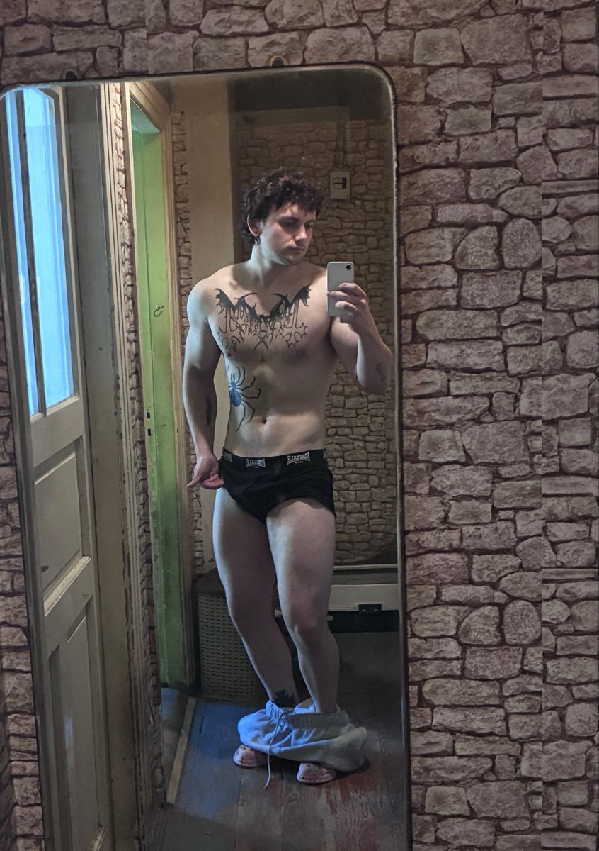 MasterLucass_'s tweet photo. Im sooo hungry, can someone pay for my dinner? 🤭😈 https://t.co/zQuT41gHed