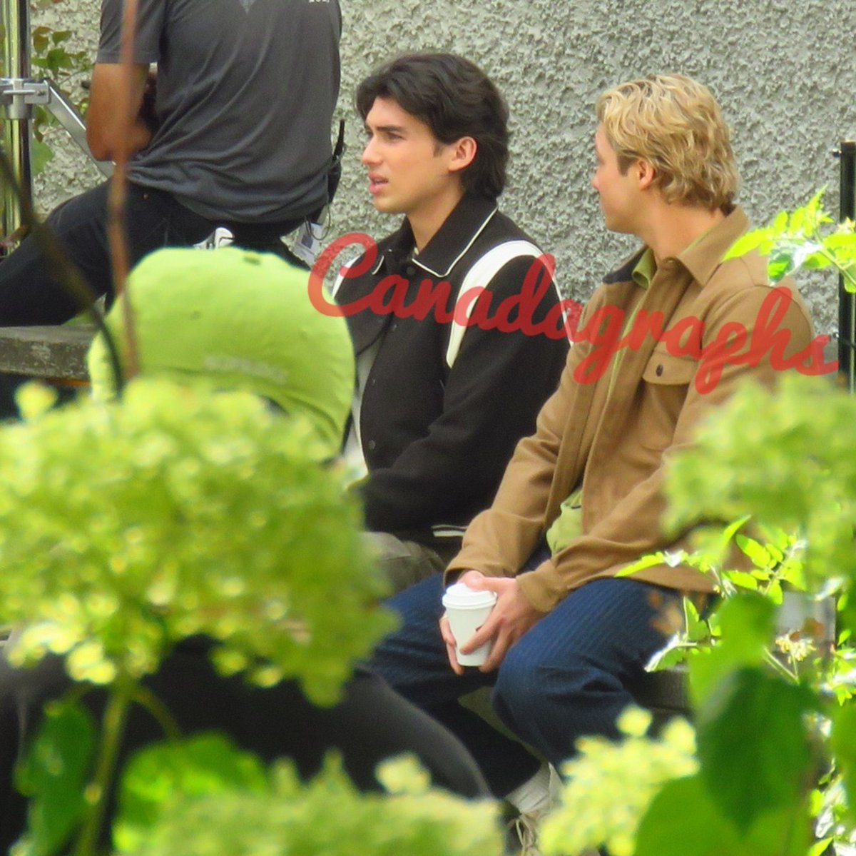stephenkalynit's tweet photo. Stephen e Charlie Evans sul set di Off Campus 2 

📁canadagraphs https://t.co/wmjWF5Cplv
