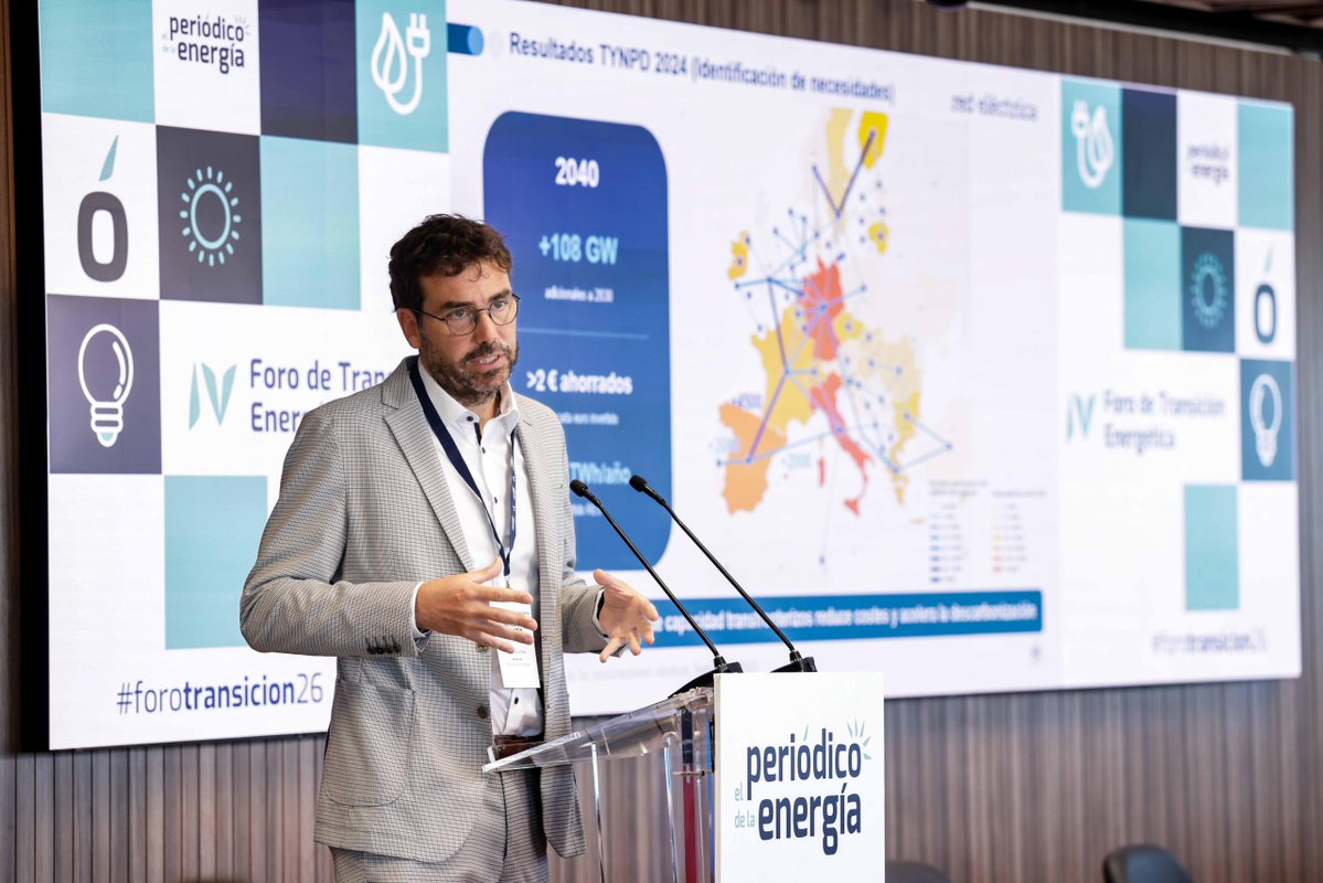 Per_Energia's tweet photo. 🔵 Miguel de la Torre, director de Desarrollo del Sistema de @RedElectricaREE, presenta la ponencia “El papel estratégico de las interconexiones eléctricas" en el #ForoTransicion26.
👉 Puedes seguir el evento en directo aquí: https://t.co/7dr4ZNbf62 https://t.co/6FCzzZe4yC