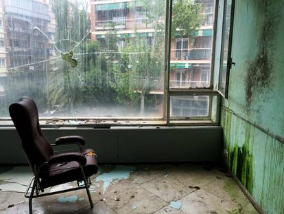 Golobendro's tweet photo. @isabel_g_123 @BeaX223 @SueldoPublico @albermadriz Sin metro, con solo dos autobuses, sin comercios y al lado de un hospital abandonado. Cojonuda la zona FUERA de la urbanización de puerta de hierro, que es donde os gustaría vivir. https://t.co/dOOAns3mji