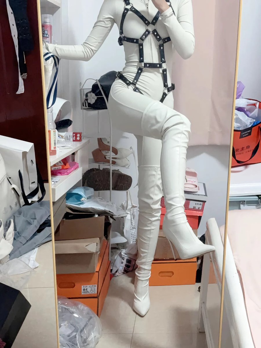 YYwanfu's tweet photo. 如何性感的憋尿
#高跟靴 #长靴 #连体衣 #紧身衣 https://t.co/zdZiVGomJ7