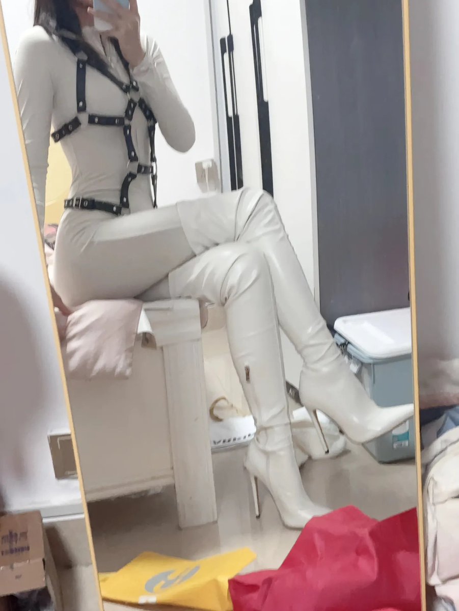 YYwanfu's tweet photo. 如何性感的憋尿
#高跟靴 #长靴 #连体衣 #紧身衣 https://t.co/zdZiVGomJ7