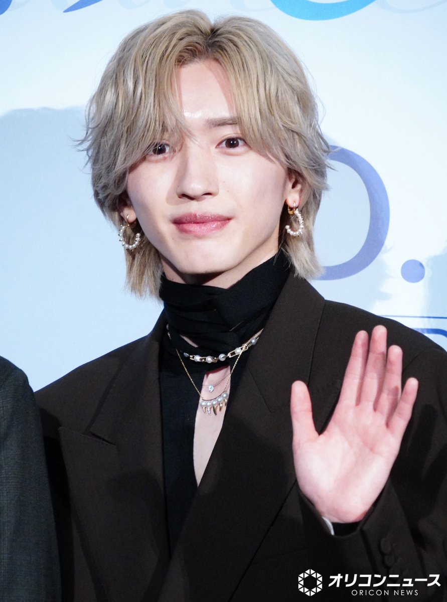 oricon's tweet photo. なにわ男子・道枝駿佑
プラチナブロンドヘア輝く王子ルックで登場👑
️
安斉星来は17センチヒールをはきこなす✨
️
https://t.co/ndLsIizvn6

#うるわしの宵の月 @uruwashi_movie https://t.co/cTMi5iUhLW