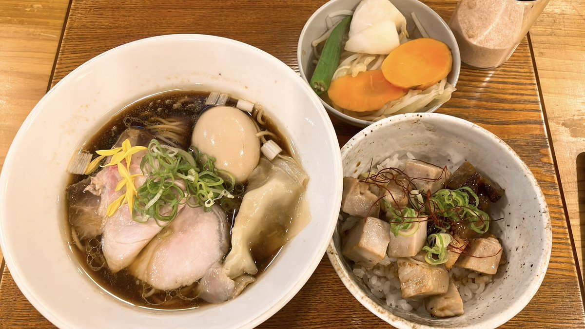 tikaralogy's tweet photo. 生粋 花のれん
特製・醤油ラーメン+季節の温野菜+チャーシューご飯+おかわり和え玉
¥2,660
#tikaralogy_men_2026
美味くて途中で和え玉追加🍜 https://t.co/bEAvCb3MLX