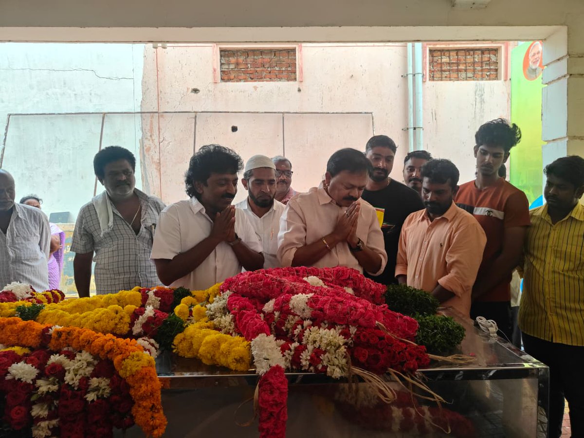 sunilkumarpasam's tweet photo. కోట మండలం:- కోట పట్టణంలో స్వర్గస్తులైన పార్టీ నాయకులు, మండల ప్రధాన కార్యదర్శి కోటేశ్వరరావు గారి మాతృమూర్తి ఆదిలక్ష్మమ్మ గారి భౌతికకాయానికి పూలమాల వేసి నివాళులర్పించి, వారి కుటుంబ సభ్యులను పరామర్శించడం జరిగింది.
#pasimsuneelkumar #guduruconstituency #TDP #pasimsunilkumar #HOPESUNEEL #GudurMLA