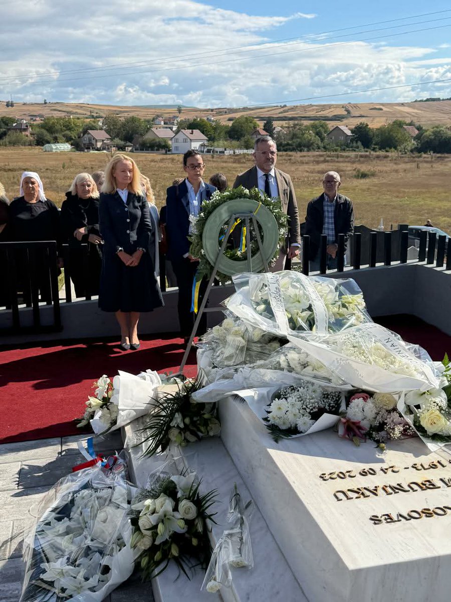 FranceauKosovo's tweet photo. Three years after the criminal attack in #Banjska, which claimed the life of Sergeant Afrim Bunjaku, our thoughts are with his family. France continues to call for those responsible for this deadly attack to be brought to #justice.
On this occasion, Marc Ivarra, chargé d’affaires of the Embassy of France, laid flowers in his memory.
#franceaukosovo