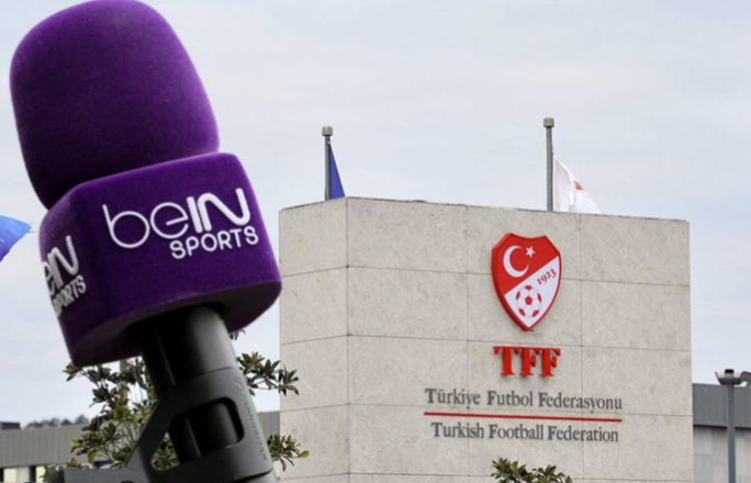 galamajeste's tweet photo. TFF ve yayıncı kuruluş 5 gündür Okan Buruk'un hakeme sözde! hakaret ettiği videoyu bulabilmek için yaka kameralarına kadar inceleyip hiç bir şey bulamayınca hakem beyanıyla disipline sevk etmeye karar verdiler.

Bu iki kurumun geçen hafta ortak mesai yaptığı bir diğer konuda hakeme fiziksel temasta bulunan fb hocasının görüntülerini yok etmek üzerine olmuştu.