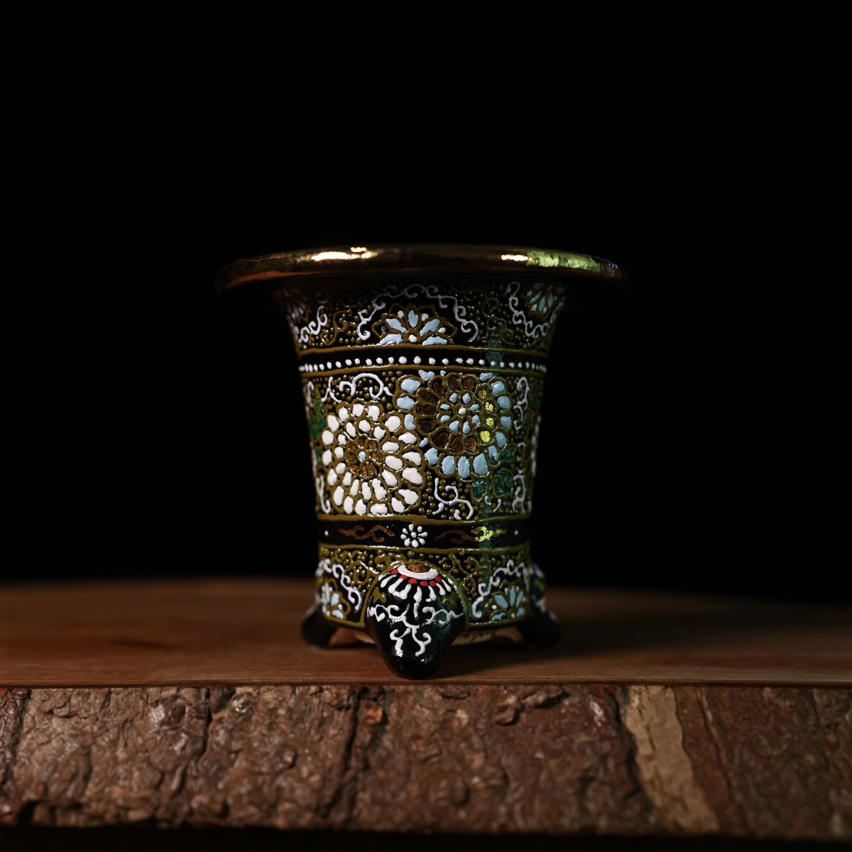 shunkou_en's tweet photo. WEBSTOREに梅花作の万年青鉢を追加しました。和柄なのにどこかイマに馴染むような素敵な柄模様です。

https://t.co/cdrHXt1G5Q https://t.co/zwtwPQYYyC