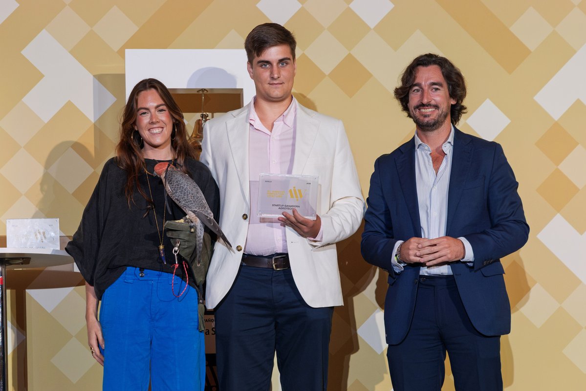 OpenFuture_And's tweet photo. ¡Cierre de oro en @AAndalus_IV, la cita de innovación y emprendimiento del sur de España! 🏆
Enhorabuena a nuestras startups ganadoras de las categorías:
🥇 Agrotech & Foodtech: #M2R
🥇 Tecnologías de Uso Dual: @eon_sea
🥇 Fintech: #Funecon
¡Orgullo de ecosistema! 👏
🧵(1/2) https://t.co/WSL71hHnKt