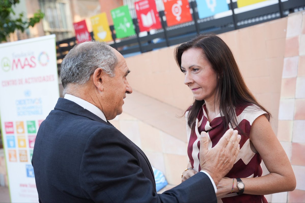 Fina_MartinezG's tweet photo. Andalucía ha reducido un 42% sus emisiones de gases de efecto invernadero entre 2005 y 2023, pasando de 66,18 a 38,36 millones de toneladas de CO₂ equivalente.

Inauguro la jornada de @SomosFundMAS y @PactoMundial por el XI aniversario de los Objetivos de Desarrollo Sostenible. https://t.co/3byI9OX3ya