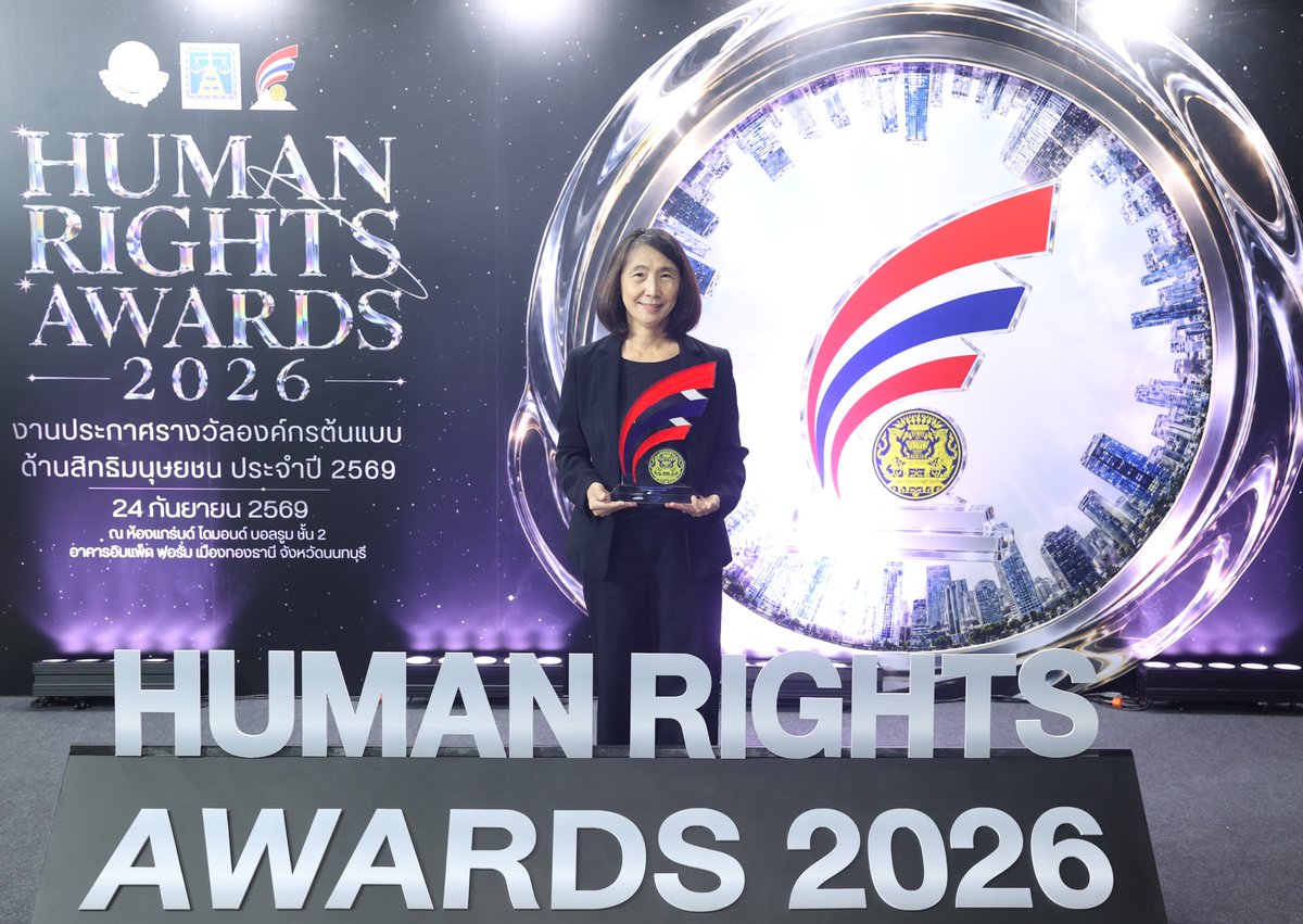 ProMassCommPr's tweet photo. ออมสิน คว้ารางวัลองค์กรต้นแบบด้านสิทธิมนุษยชน ระดับดีเด่น 2 ปีซ้อน

ธนาคารออมสิน โดย นางอมรวรรณ เทศทอง ผู้ช่วยผู้อำนวยการธนาคารออมสิน สายงานพัฒนาศักยภาพองค์กร กลุ่มทรัพยากรบุคคล เป็นผู้แทนรับรางวัลองค์กรต้นแบบด้านสิทธิมนุษยชน ระดับดีเด่น ประเภทองค์กรรัฐวิสาหกิจ ประจำปี 2569 จัดโดยกรมคุ้มครองสิทธิและเสรีภาพ กระทรวงยุติธรรม โดยธนาคารออมสินได้รับรางวัลต่อเนื่องเป็นปีที่ 2 มีพลตำรวจโทรุทธพล เนาวรัตน์ รัฐมนตรีว่าการกระทรวงยุติธรรม ในฐานะประธานในพิธีเป็นผู้มอบรางวัล เพื่อยกย่ององค์กรที่มีความโดดเด่นในการดำเนินงานบนหลักการเคารพสิทธิมนุษยชน และเป็นแบบอย่างในการส่งเสริมสังคมแห่งการเคารพสิทธิมนุษยชนอย่างยั่งยืน สะท้อนความมุ่งมั่นของธนาคารออมสินในการดำเนินธุรกิจอย่างรับผิดชอบ โปร่งใส และคำนึงถึงศักดิ์ศรีความเป็นมนุษย์ โดยให้ความสำคัญกับการบริหารทรัพยากรบุคคลอย่างเป็นธรรม การดูแลสิทธิและสวัสดิการของบุคลากร การเปิดโอกาสการจ้างงานแก่ผู้พิการและกลุ่มเปราะบาง ตลอดจนการตรวจสอบด้านสิทธิมนุษยชนอย่างรอบด้านตลอดห่วงโซ่อุปทาน พร้อมจัดให้มีช่องทางและกลไกรับเรื่องร้องเรียน รวมถึงแนวทางแก้ไขเยียวยาที่ชัดเจน ควบคู่กับการสร้างโอกาสที่เท่าเทียมในการเข้าถึงบริการทางการเงิน ส่งเสริมความรู้ทางการเงินและวินัยการออม รวมถึงการดำเนินโครงการเพื่อพัฒนาสังคม ชุมชน และสิ่งแวดล้อม เพื่อลดความเหลื่อมล้ำและยกระดับคุณภาพชีวิตของประชาชนอย่างทั่วถึง ณ อิมแพ็ค ฟอรั่ม เมืองทองธานี จังหวัดนนทบุรี เมื่อวันที่ 24 กันยายน 2569