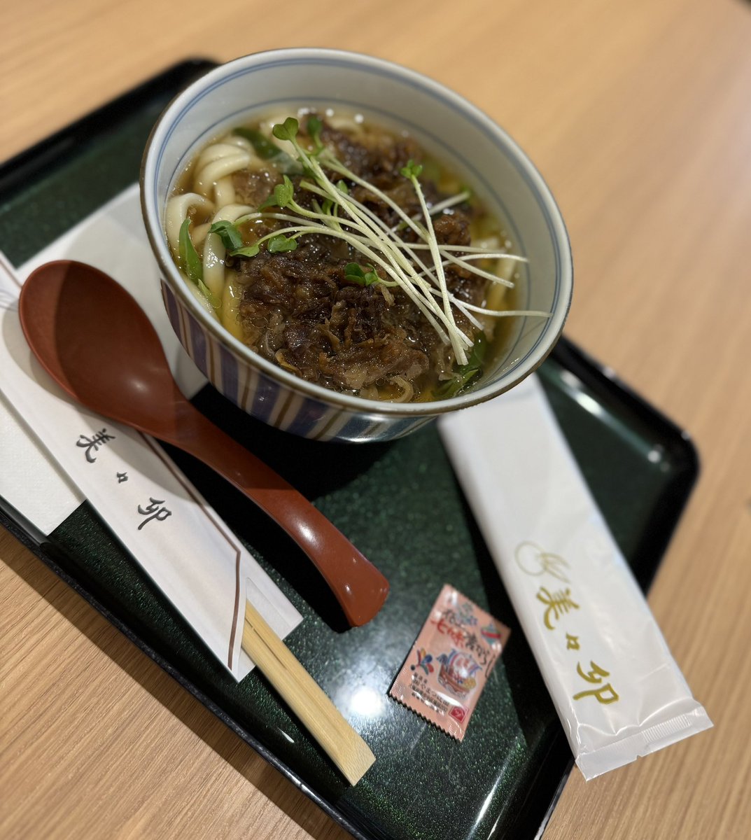 mykey7567's tweet photo. 乗るはずの飛行機欠航につき
約5時間ぶり2回目の肉うどぅーん！！
強豪校みたい！ https://t.co/Obp4tub42A