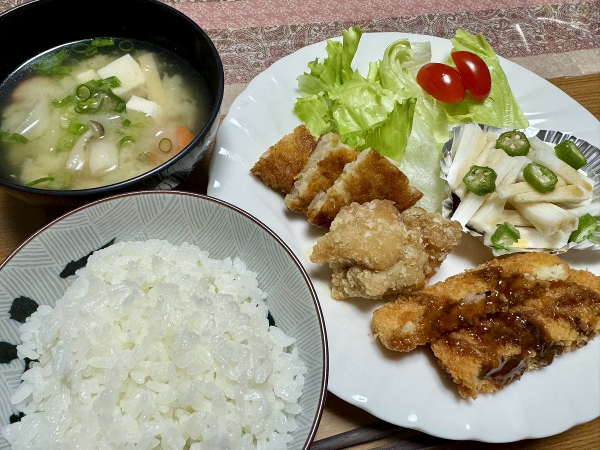 tayu002's tweet photo. 本日の夕食1410
タコカツ
唐揚げ
サラダフライ
ポン酢山芋おくら
付け合わせ野菜
お味噌汁 https://t.co/gtVnDD8lA9
